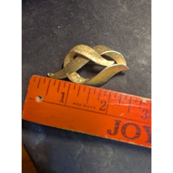 Monet Gold-Tone Abstract Ribbon Pin Brooch Vintage Textured Swirl Design - Picture 6 of 7